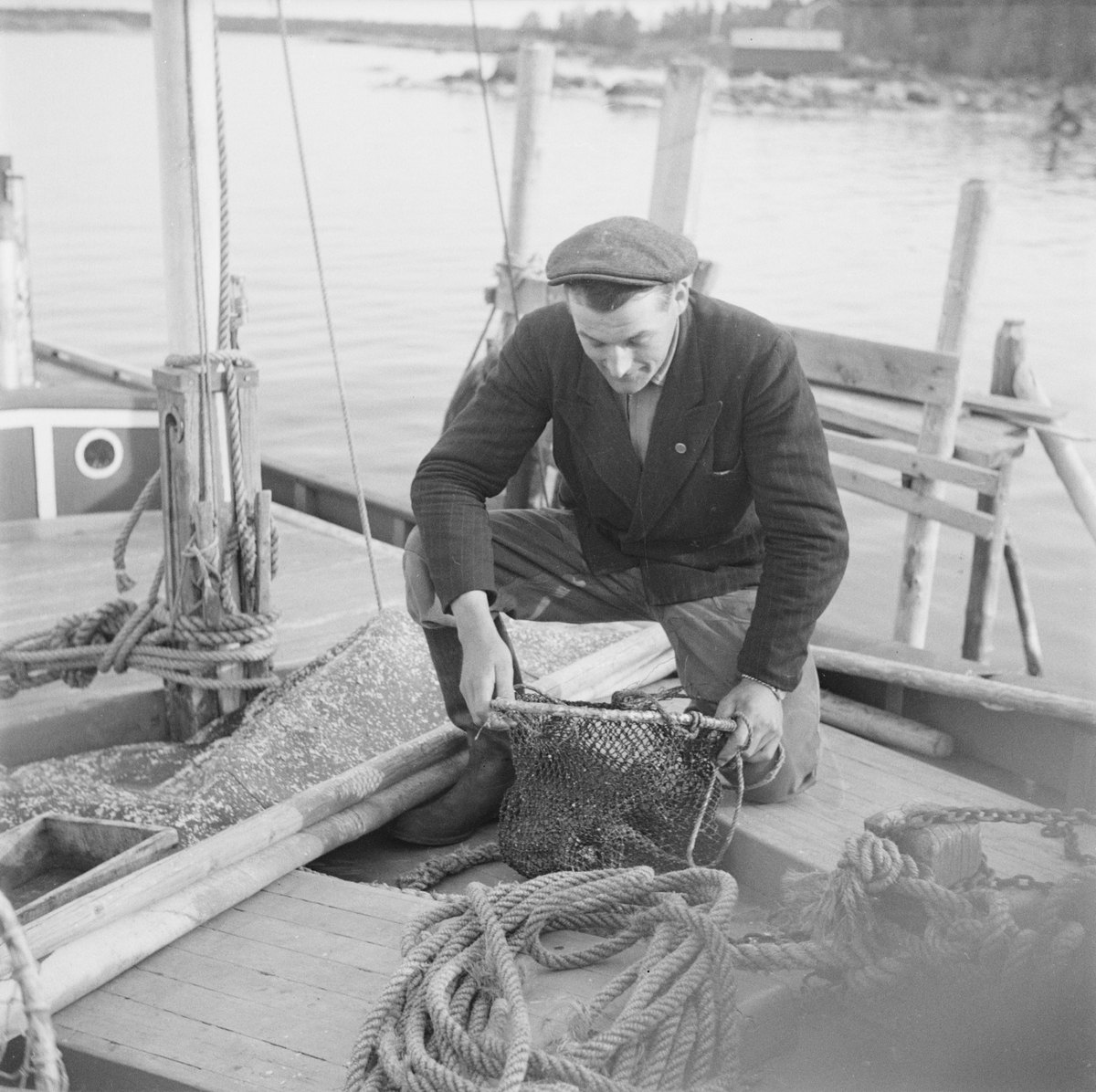 Bild från Roslagen, fiskare i båt, Uppland 1948