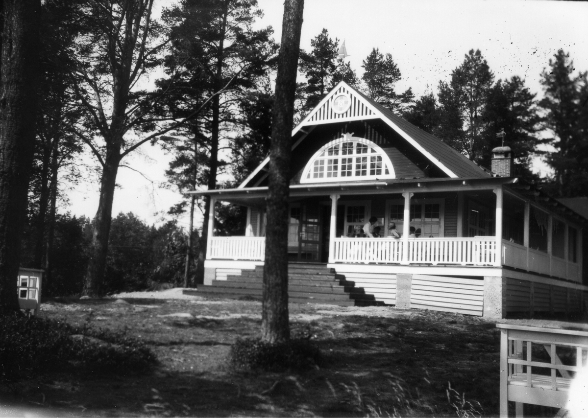 Gefle Segelsällskaps klubbhus Huseliiharen vid Engesbergsviken på Norrlandet. Invigdes den 27 juli 1906.
