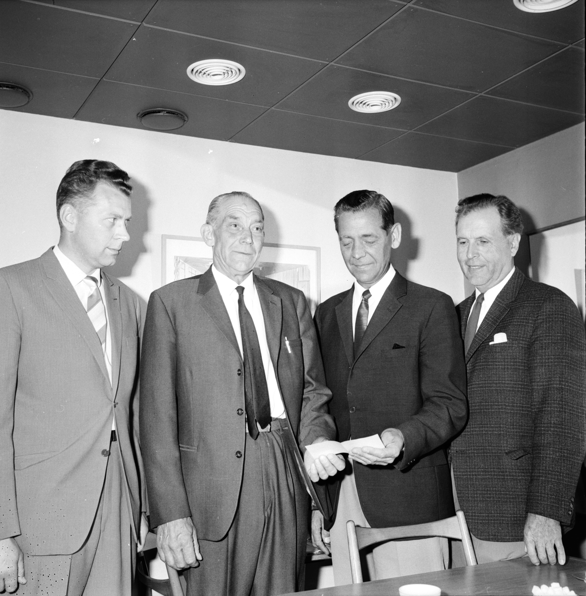 Brandförsäkringsskydd. Pengar till brandbrunnen.
Bertil Nyberg, Erik Persson, H Bjerkelindh, Sidfrid Hansson.
10/6-1966