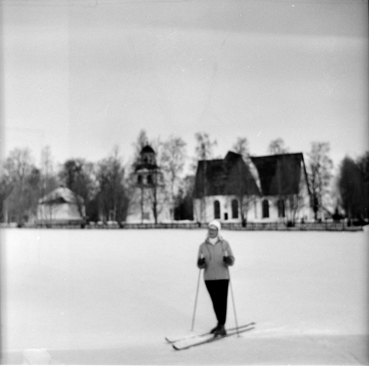 Arbrå,
Astrid åker skidor vid kyrkan,
Mars 1969