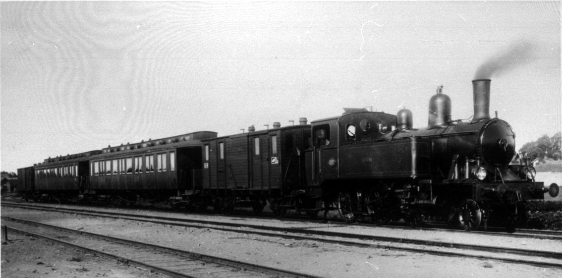 Lok 1 "Vulcan" med persontåg i Tidaholm.