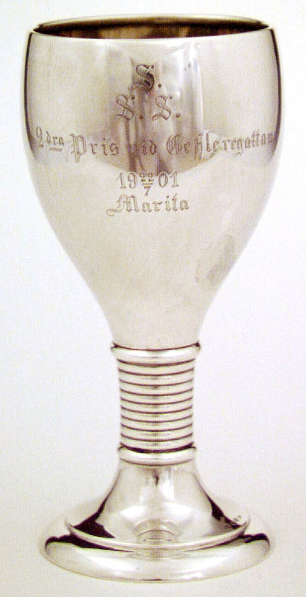 Prispokal av silver på fot. Graverat på framsidan: SSS 2 dra pris vid Gefleregattan 22/7 1901 Marita. Stämplar: CGH, kattfot, stadsstämpel Y6 (1901).