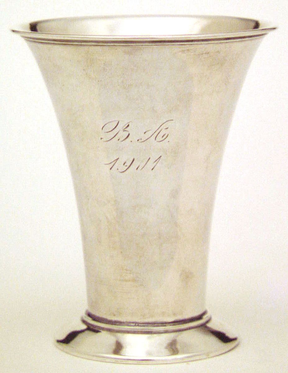 Prispokal av silver. Graverad text: B A 1901. Stämplad i botten: A W Wahlberg. stadsstämpeln Gävle, kattfot samt årsbokstav U 6 =1898.