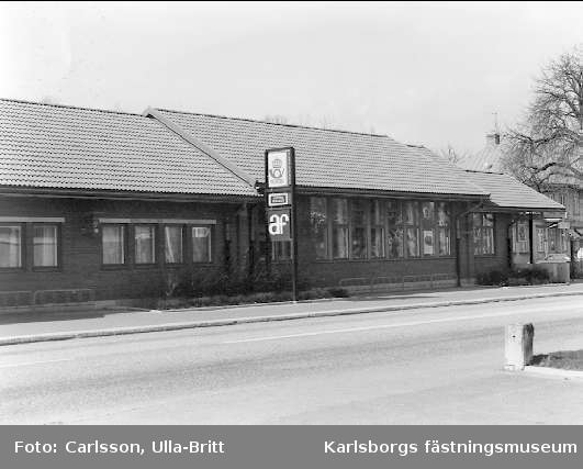 Karlsborg, Storgatan. Posthuset med Arbetsförmedlingen och Systembolaget. Foto: Ulla-Britt Carlsson år 1991.