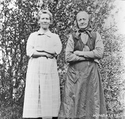 To kvinner. Syversplass. Anne, f. 1857, og Sigrid Mortenspla