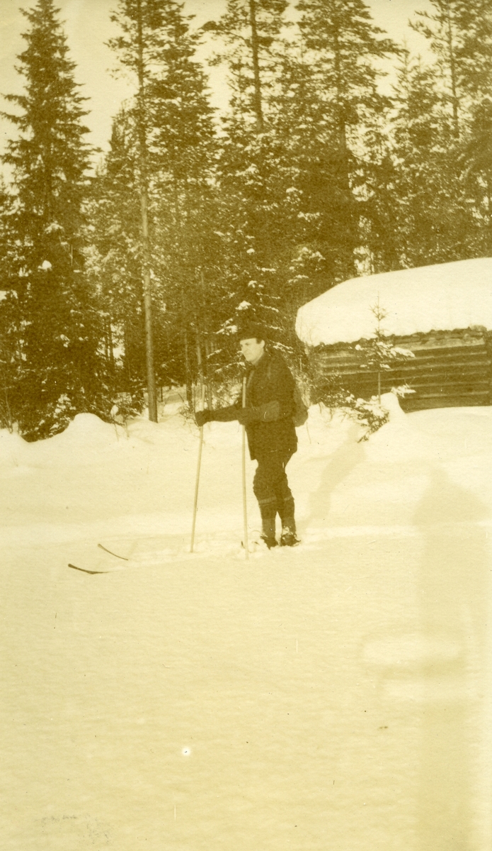 Skiløper foran koie el. l. 
Haakon Garaasen (6/7 1887 - 1957)