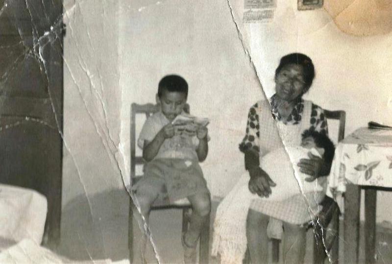 Alfredo (på stolen) sammen med sin grandtante Estela, og hennes barnebarn, Oscar.