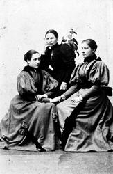 Portrett av Jensine, Katrine og Amanda Rochmann, Stonglandse