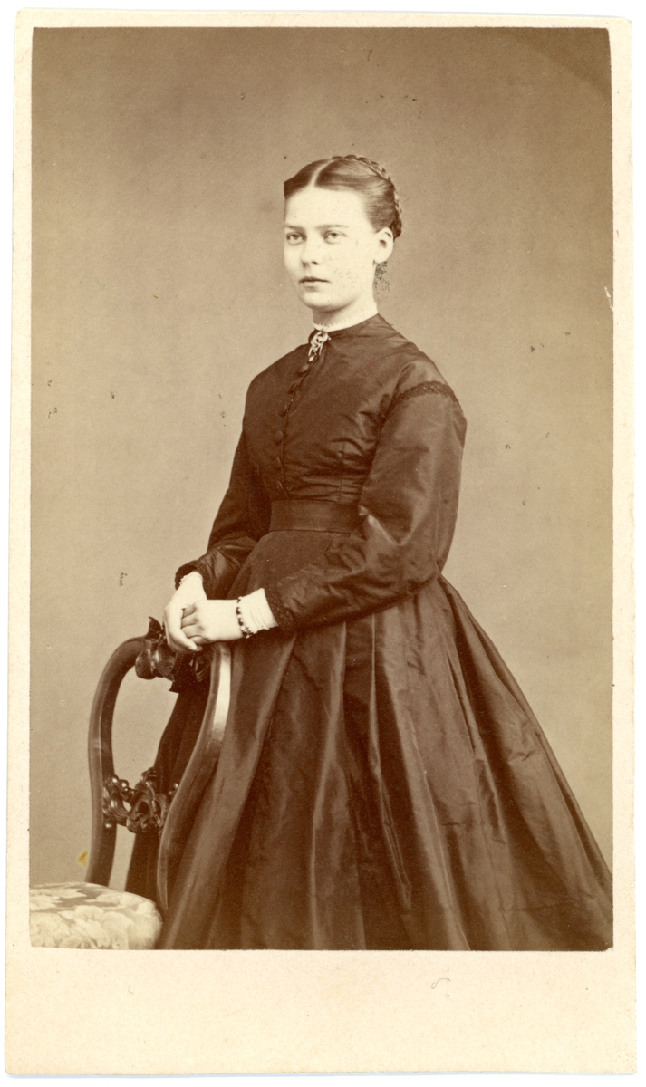 Porträtt av 17-åriga Emma Steinnordh, Linköping. Senare i livet gift med Hjalmar Liedberg (1855-1917). Paret ägde och bebodde Bjursunds säteri i Loftahammar.