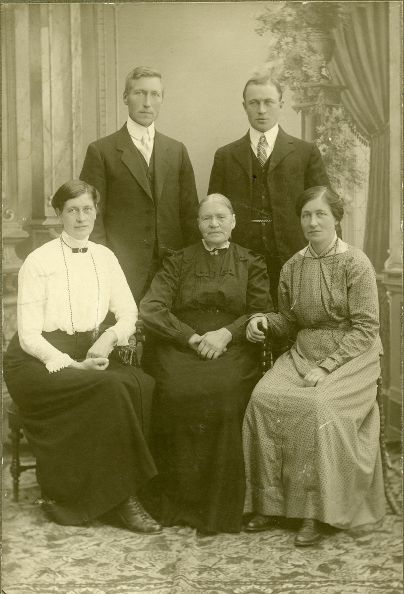 Familieportrett med Anne Brænde og fire av henne barn.