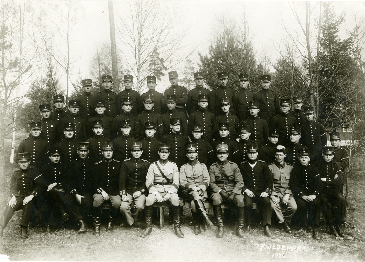 Grupporträtt av officerare och elever vid underofficersskola och korpralskola, karlsborg 1926.