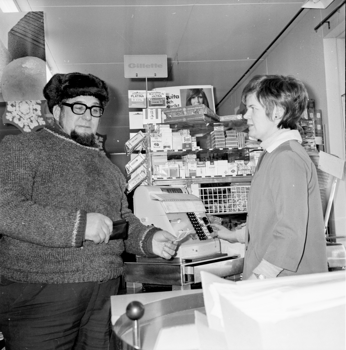 Köpman Axel Häll köper pannkaka och ärtsoppa av föreståndarinnan Gun-Britt Engström.
Vallsta, Hälsinge Livs. Febr 1972
Uppropet "Vi slutar handla".