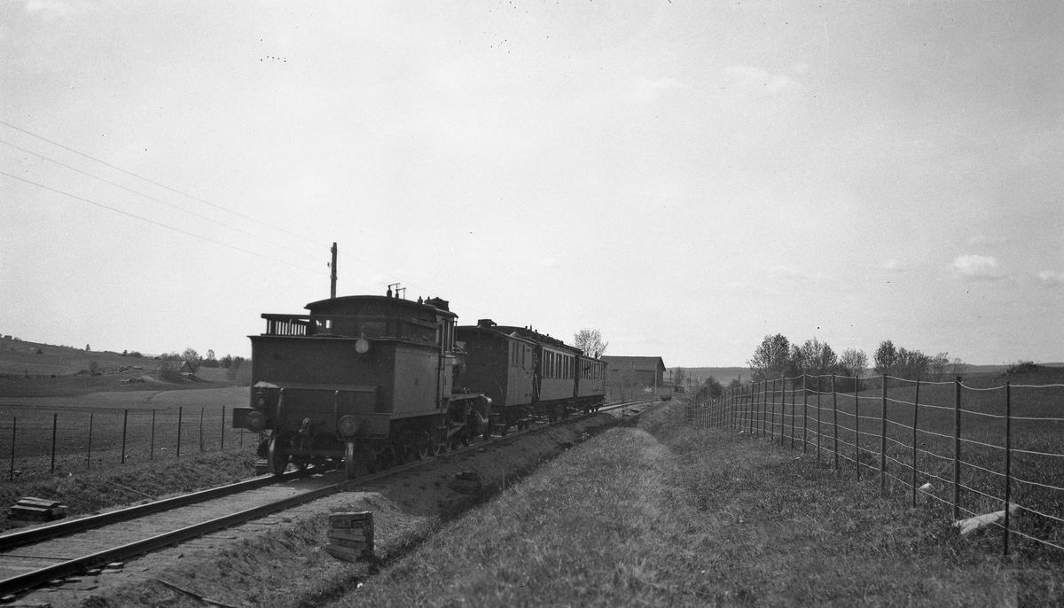 Tog, etter all sansynlighet på Skreiabanen mellom Kraby og Lena. Ca. 1920.
