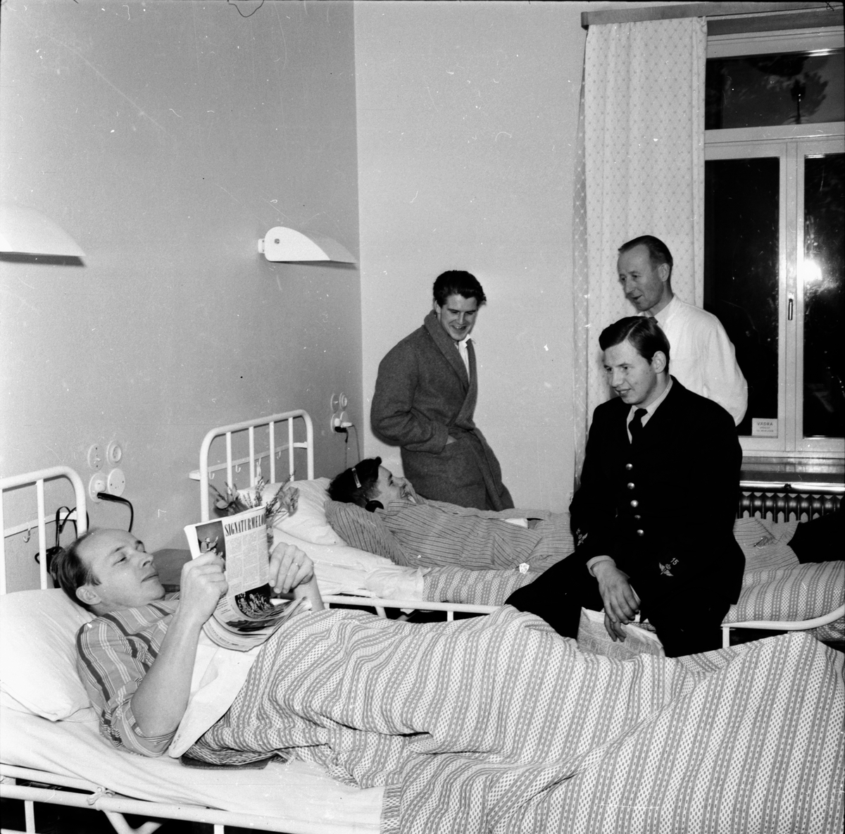 Två personer i sjukhussängar. På bilden även Gösta "Snoddas" Nordgren.