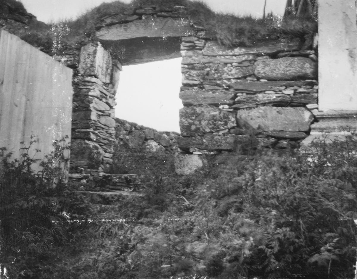 Portal i forsvarsmuren ved Trondeneskirka, med hjørnet på kirka til høyre.