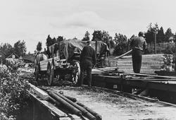 Lasting av plank på jernbanevogn på Buåa stasjon på Vestmark