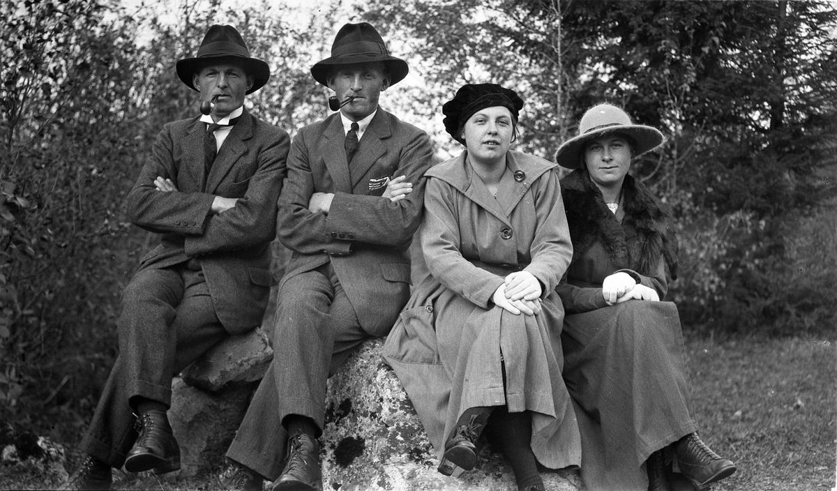 En serie på sju bilder av to kvinner og to menn, antatt søsken, i forskjellige grupperinger og positurer.
Følgende refererer til bilde nr. 1: Fra venstre Bernt Hagen, Anthon Hagen, Signe Hagen, Olga Hagen (?).