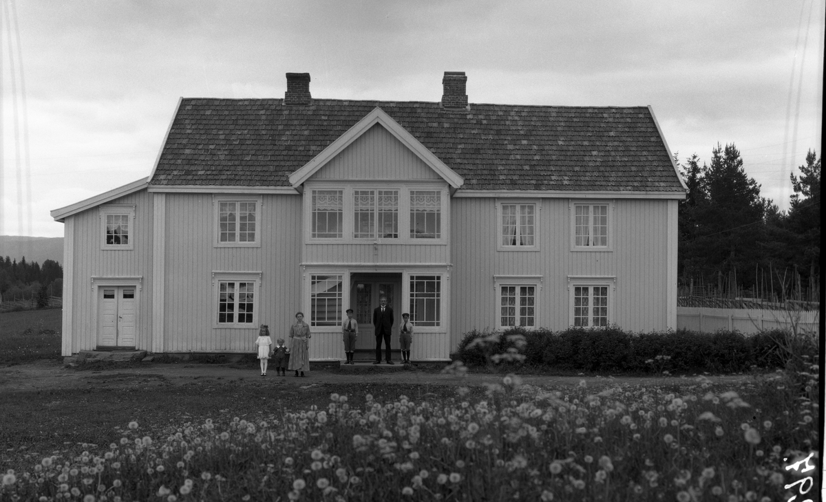 Familien Nils Gunnerød på gården Krabysanden. To bilder, der nr. 2 er med familien avbildet foran hovedbygningen på gården.
Fra høyre (refererer til bilde nr. 1): Nils, Anna, Kåre, Leif, Nora og Arne.