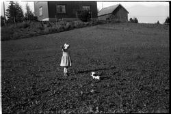 Sigrun Røisli med kattunge i hagen hjemme på Odberg på Kraby