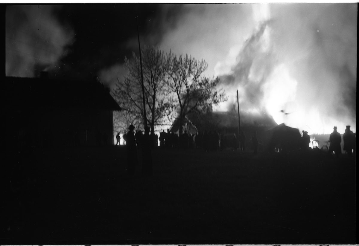 Storbrann på gården Evang Nedre, 17.mai 1938. Serie på 6 bilder. Alle uthusbygninger og en rekke dyr gikk tapt.