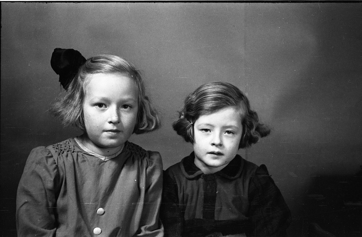 Portrett av to jenter. Fire bilder der de to er sammen på de to første, deretter hver for seg. Trolig Gerd (til venstre på de to første bildene) og Heidi Raddum, november 1943.