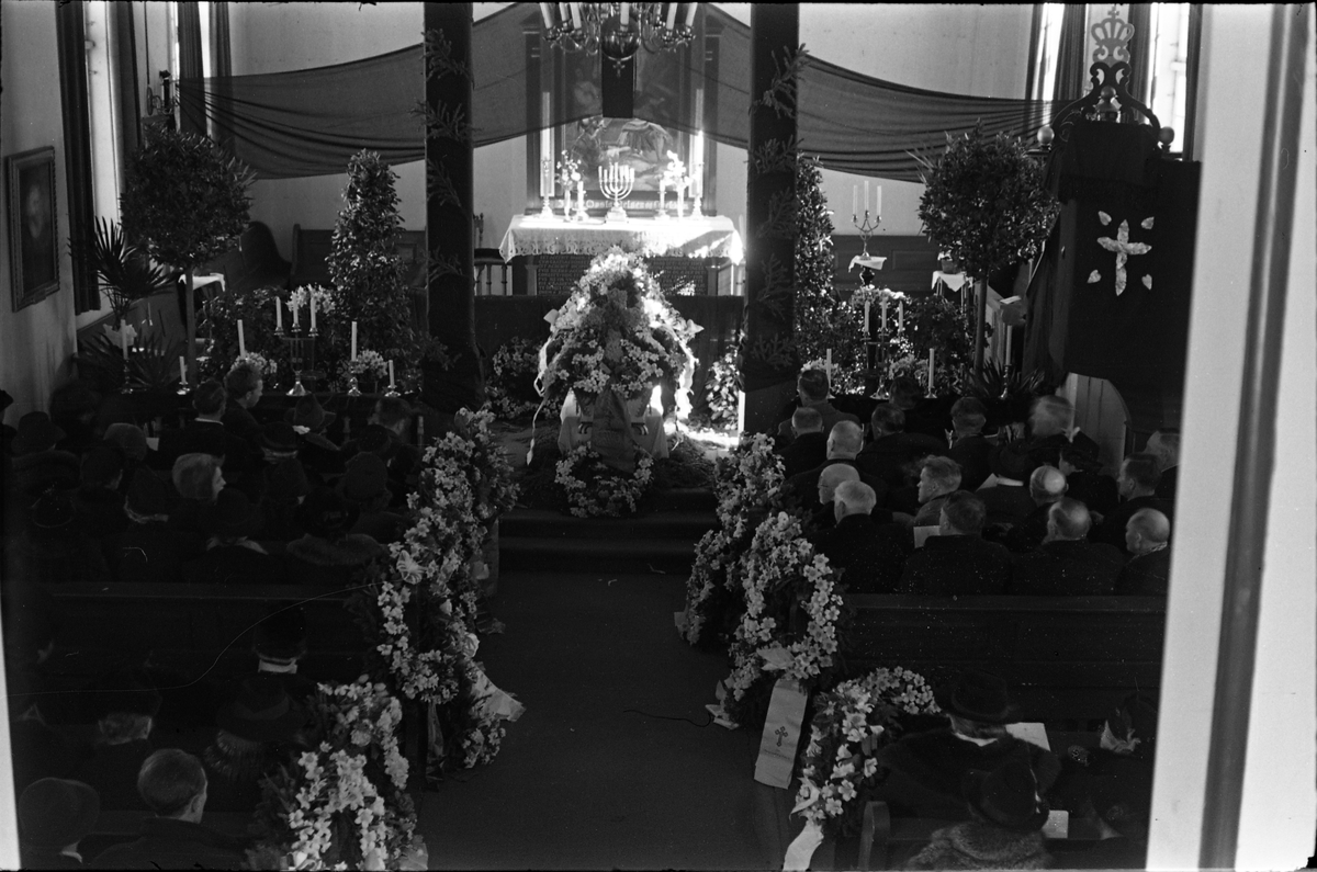 Sogneprest Ole Rambech Bugges begravelse fra Kolbu kirke mars 1944. Serie på 18 bilder hvorav noen er fra høytideligheten inne i kirka, mens andre er fra utsida av kirka når båra føres ut til den ventende gravferdsbilen. Forrest i prosesjonen går bl.a. sogneprest i Hoff, Ingebrigt Hole.