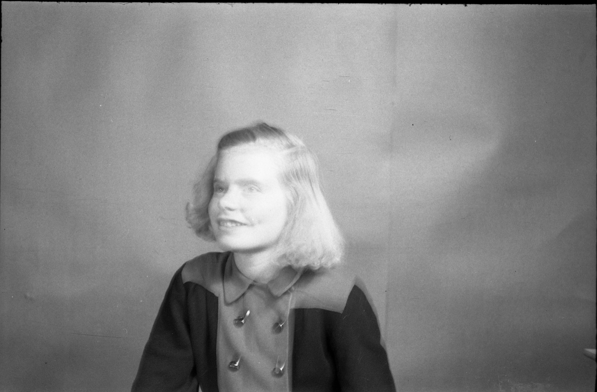 Alma Pedersen - Portrett med og uten hund. Serie på fem bilder. Alma var datter av fotografens svoger.