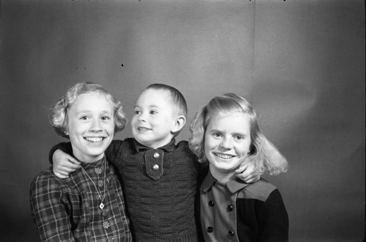 Portrett av Sigrun Røisli (til venstre), veslebror Kjell, og kusinen Alma Pedersen.