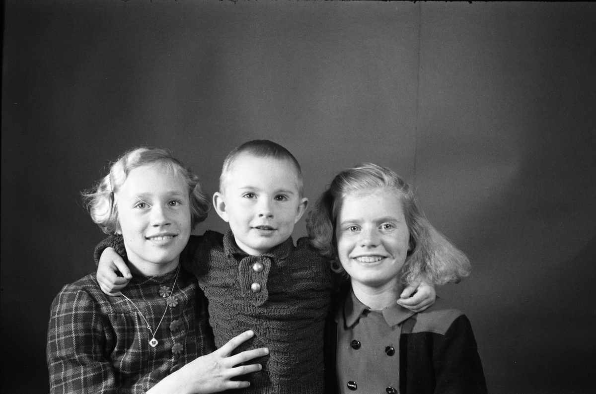 Portrett av Sigrun Røisli (til venstre), veslebror Kjell, og kusinen Alma Pedersen.