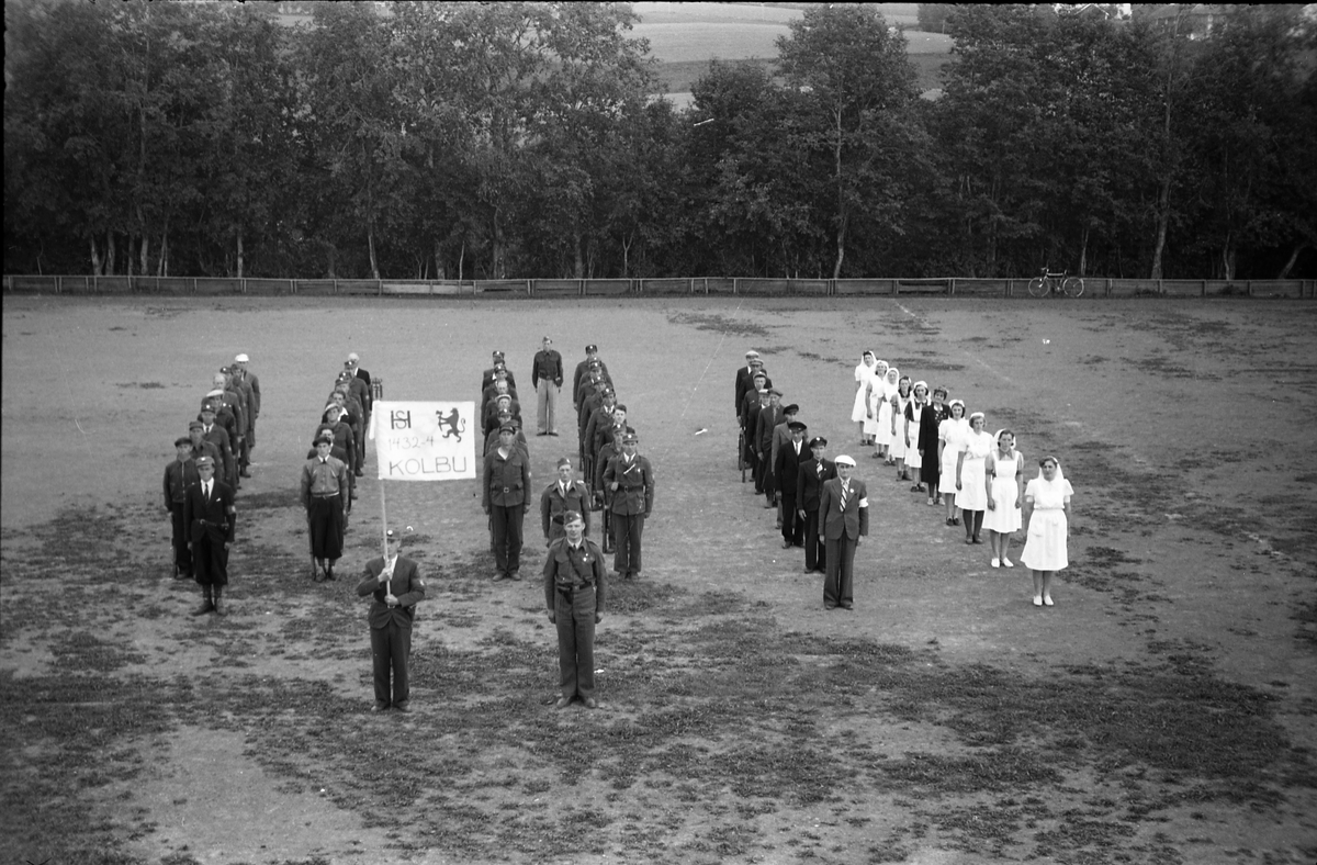 Milorggruppa på Kolbu (HS1432-4), samt lotter, oppstilt på Kolbu Idrettsplass, trolig i forbindelse med et arrangement i anledning Milorgs demobilisering i juli 1945. Tre bilder.