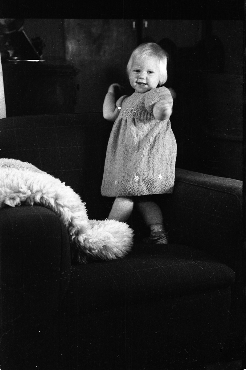 Barneportrett fra1945. Serie på 9 bilder. Jenta er Ingeborg (Immy) Tonby, født Oktober 1944 av foreldre Oskar Tonby og Oddlaug født Nøkleby