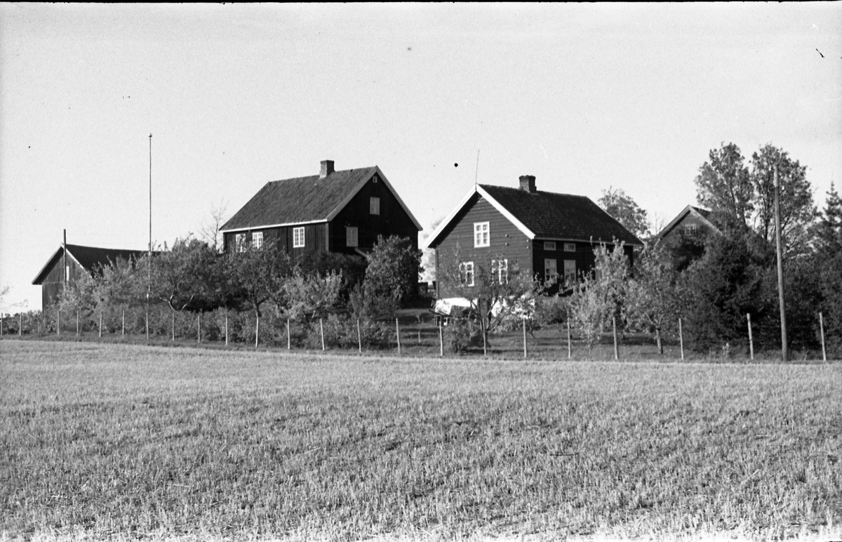 Bygninger på et gårdsbruk, trolig Hattebøl i Østre Toten.