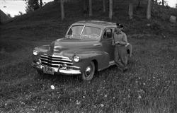 Torbjørn Lundsten med sin nye drosjebil, juni 1948. E-1414 e