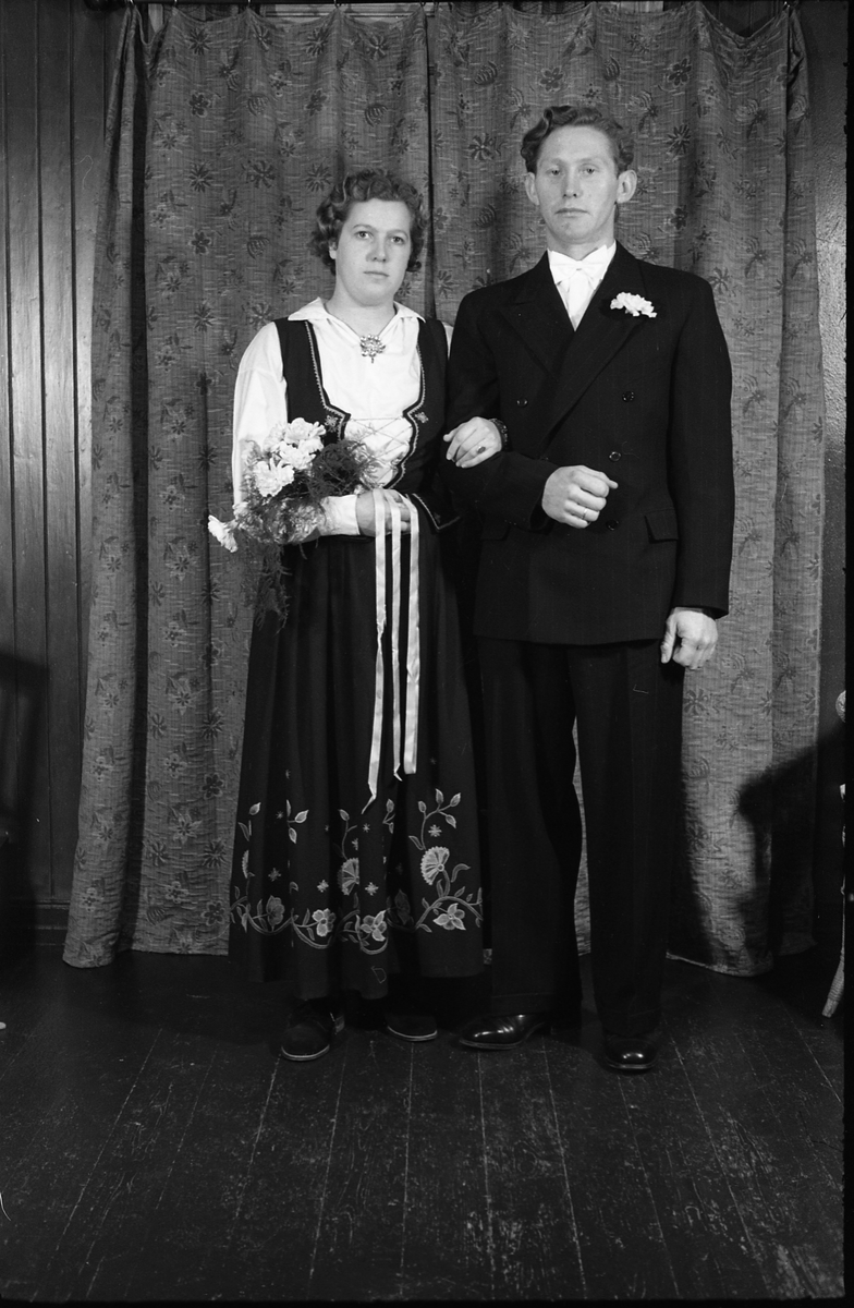 Brudeparet Kåre Nicolaysen og Reidun Sandvik, desember 1949. Serie på 11 bilder. Bildene 1-6 av brudeparet alene, 7-11 sammen med forloverne Knut og Synnøve Roset (f.Andersen).