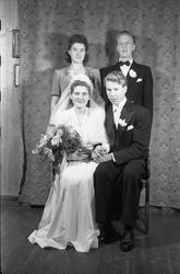 Uidentifisert brudepar, trolig med forlovere. Fem bilder.