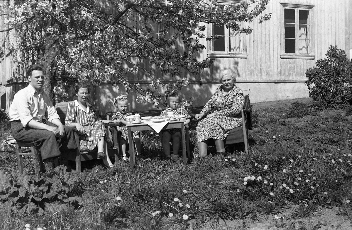 Dyrlege Nils Sundby, sannsynligvis hans hustru Else, og deres to døtre Anne Lene (eldst) og Turid. Den eldre kvinnen er ikke identifisert. Fem bilder.