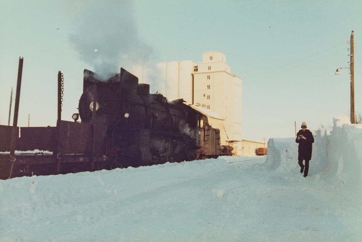 Damplokomotiv type 31b nr. 448 med godstog til Skreia på Lena stasjon