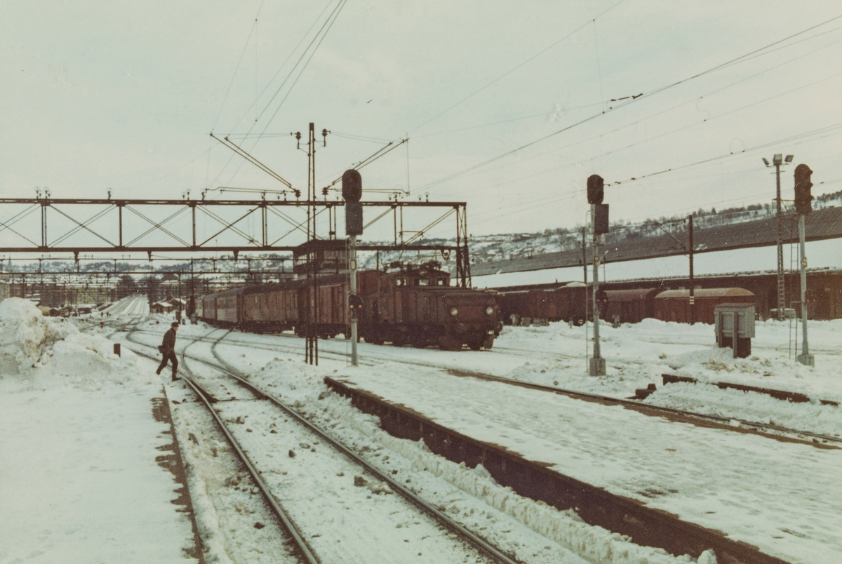 Skifting på Oslo Østbanestasjon med damplokomotive type 23b 441.