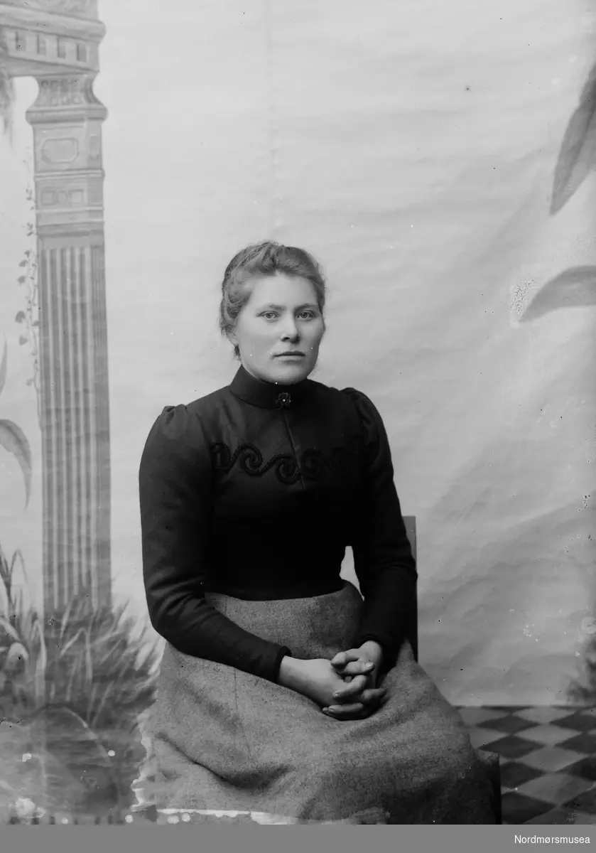 Kvinneportrett, Anne Flatvad Tøfte. Hun var tredje kona til Einar Olsen Tøfte (1875-1944). også avbildet på nr. 233 da sammen med sin søster Oline.