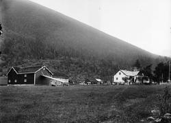Gårdsanlegg, folk, hester. Garden Smedstad i Øksendal.