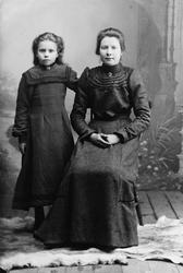 Portrett av en kvinne og en pike. Muligens mor og datter. Tr