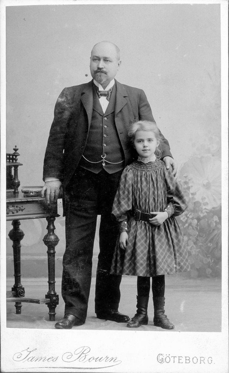 Porträtt av Anton Wiklund och dottern Harrieth.