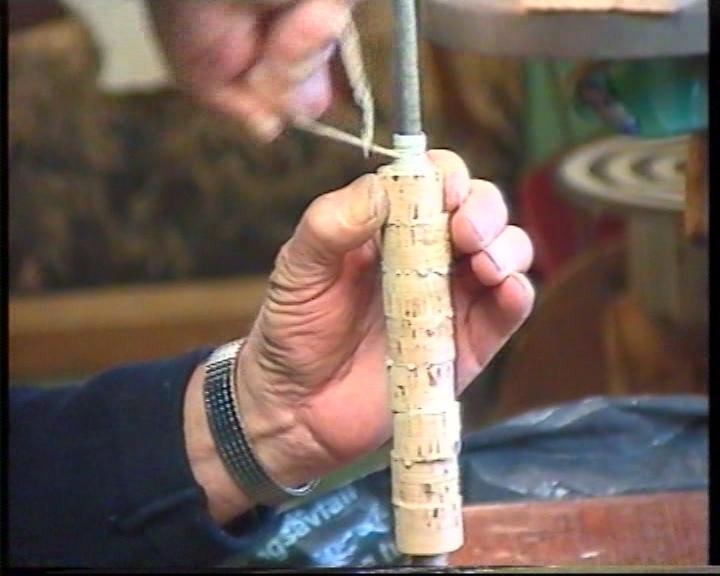 Garmann Holen lagar fiskestong. 
13.03.2000: Handtak, holkar
15.03.2000: Laging av bøylar. Surring, lukking.
Lengde: 00.00-35.07.