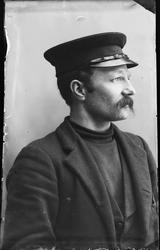 Portrett, halvfigur i profil av mann med lue. Portrett av fo