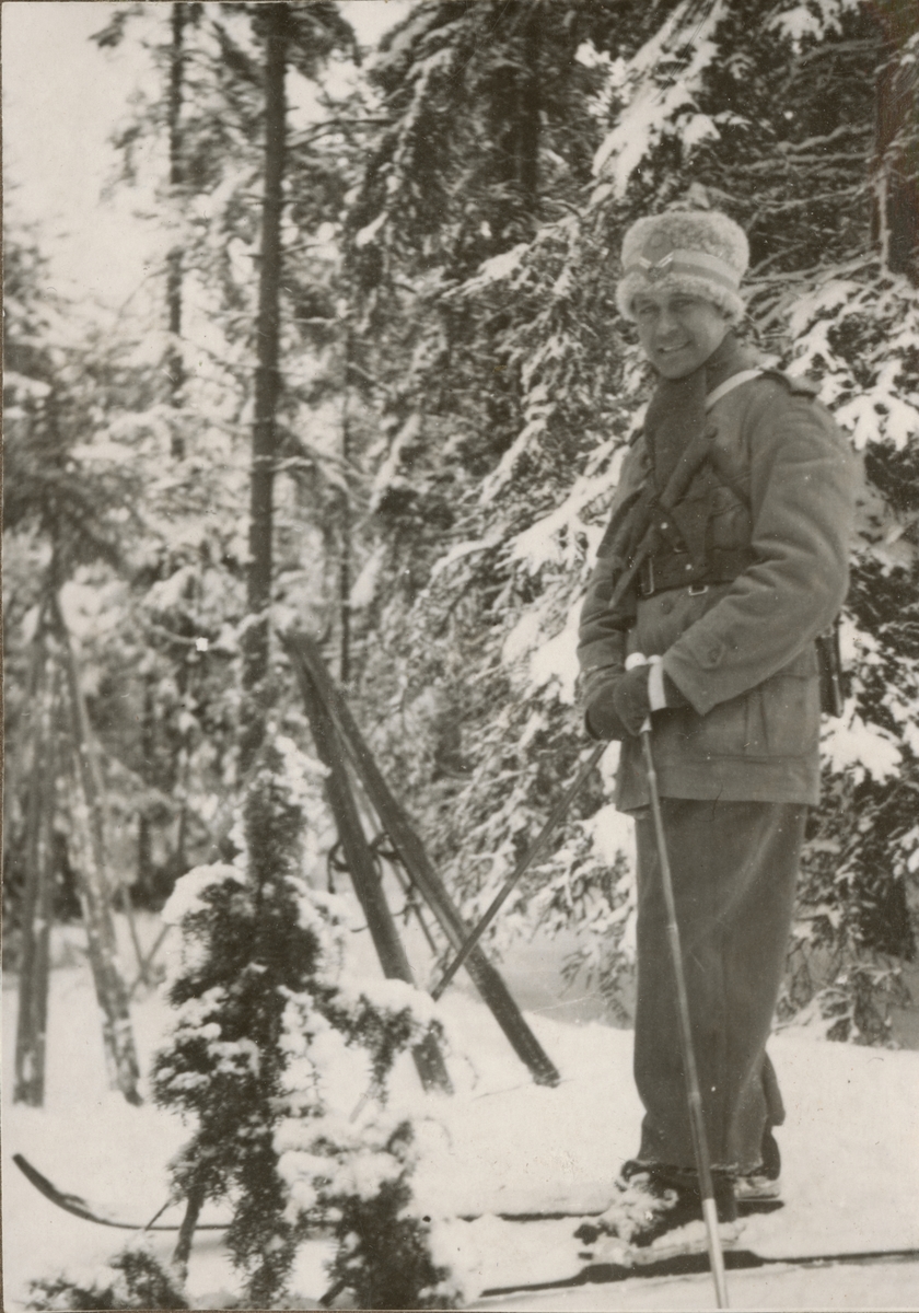 Officerare från Södermanlands regemente I 10 på skidor.