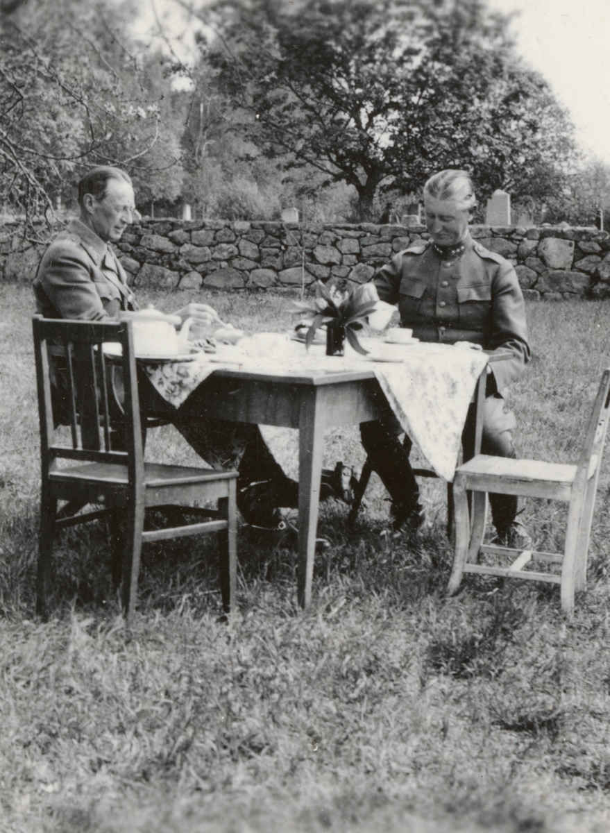 Överste Gustaf Berggren och kapten Torsten Hagstedt från Södermalands regemente I 10 äter ute.