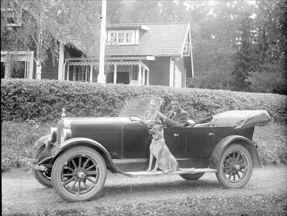 Carl Z Haeggström i bil vid sommarhuset i Marielund, Funbo socken, Uppland. 1920-talets mitt.
