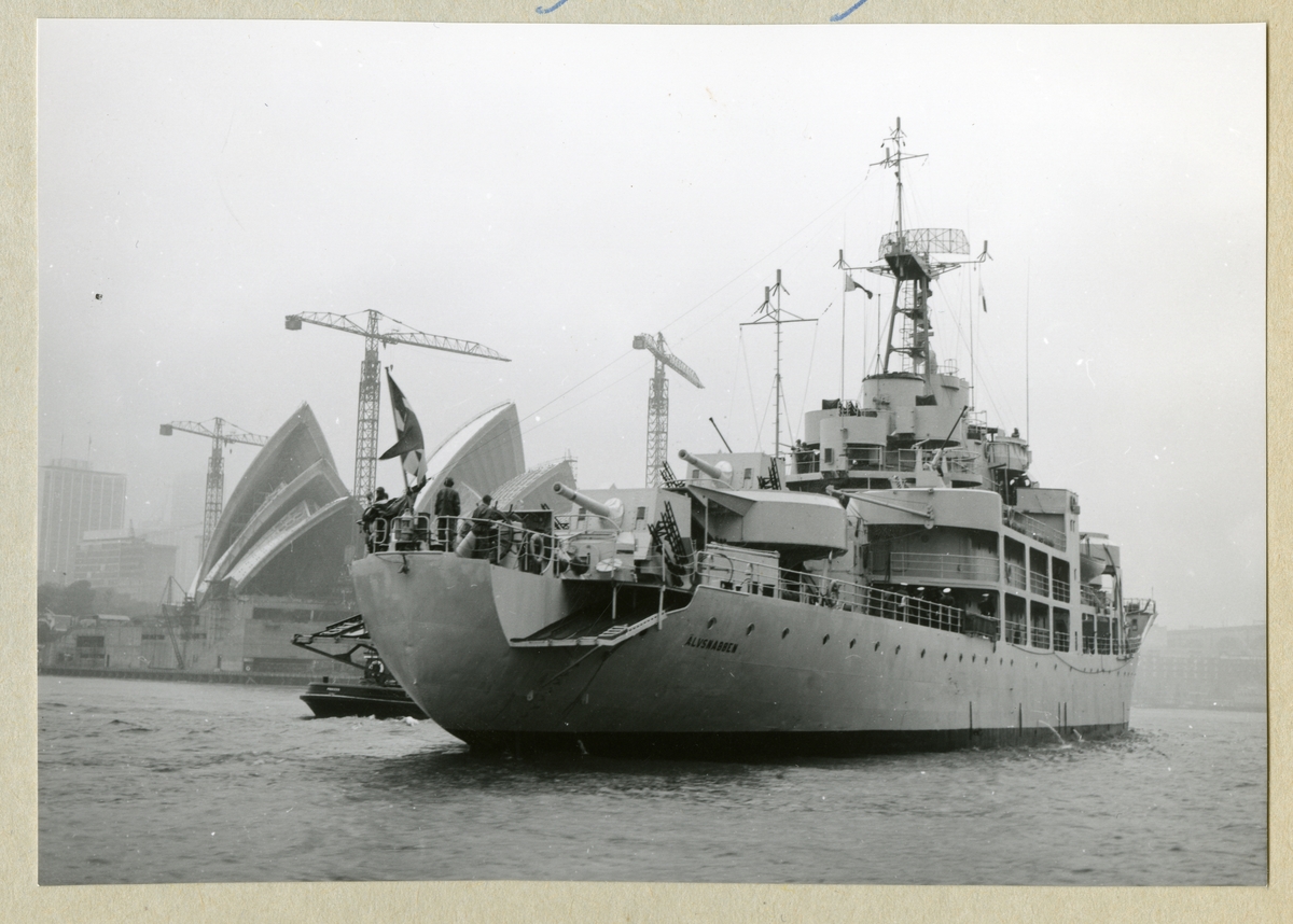 Bilden föreställer minfartyget Älvsnabben utanför operahuset i Sydney under långresan 1966-1967.
