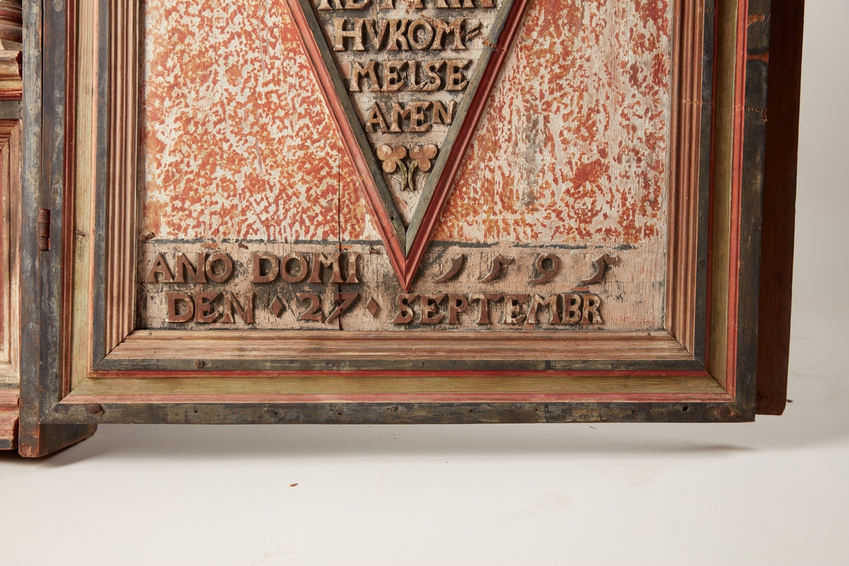 Bokstavene i innskripsjonene utskåret i tre
