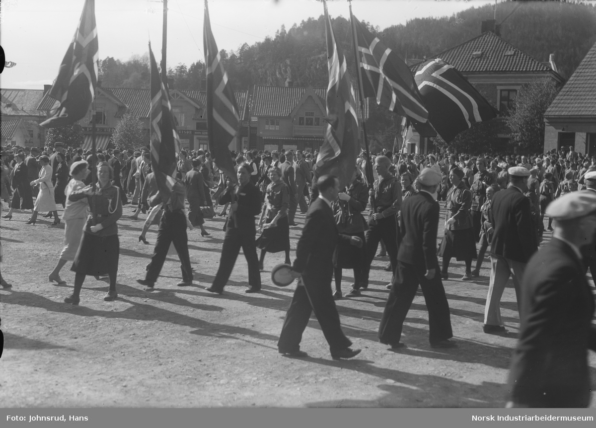 17. mai feiring 1931. Folketog på Notodden torg.  Speidere i front med flagg.